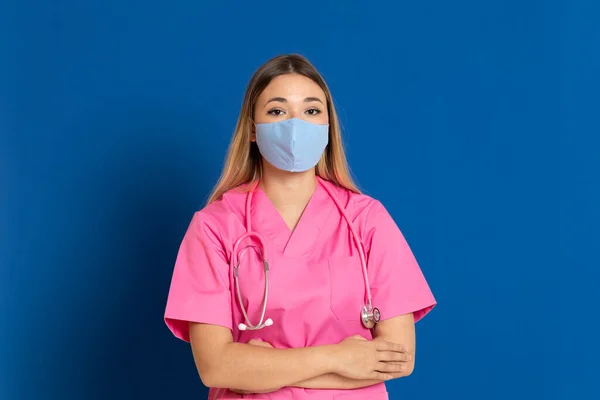 Mladý Lékař Masce Tvář Růžová Uniforma Modrém Pozadí — Stock fotografie