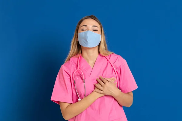 Fiatal Orvos Visel Maszk Arc Rózsaszín Egyenruha Kék Háttér — Stock Fotó