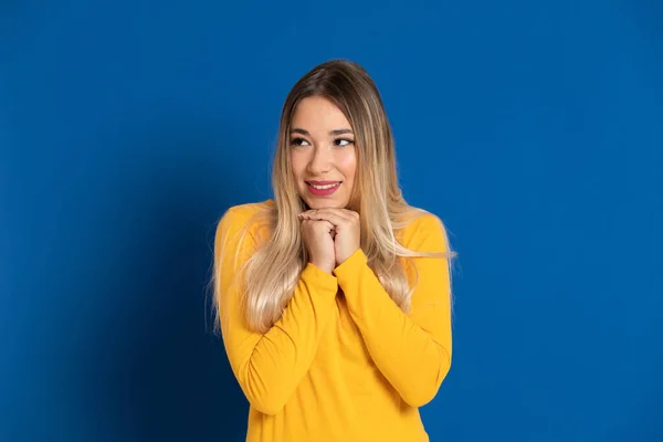 Sárga Pólót Viselő Szőke Lány Kék Alapon — Stock Fotó
