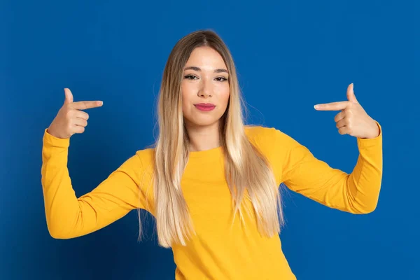 Chica Rubia Con Una Camiseta Amarilla Sobre Fondo Azul — Foto de Stock