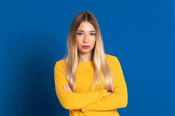 Blondes Mädchen Mit Gelbem Shirt Auf Blauem Hintergrund — Stockfoto