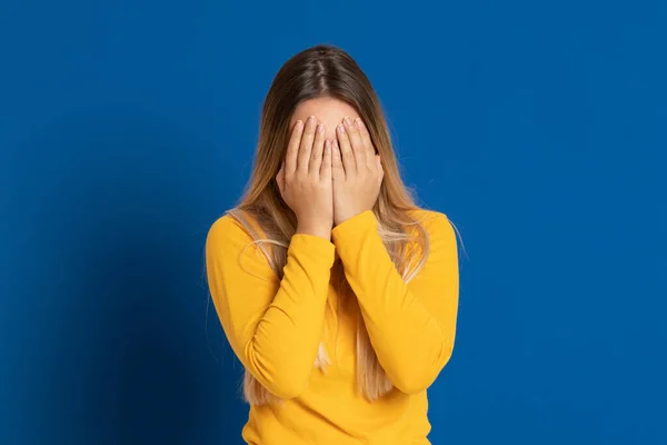 Menina Loira Vestindo Uma Camiseta Amarela Fundo Azul — Fotografia de Stock