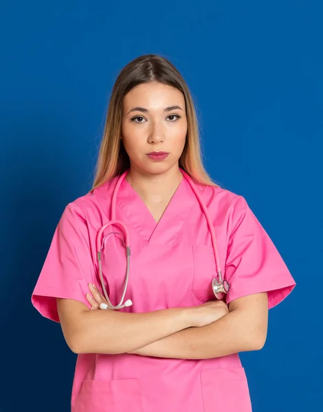 Médico Loiro Com Uniforme Rosa Fundo Azul — Fotografia de Stock