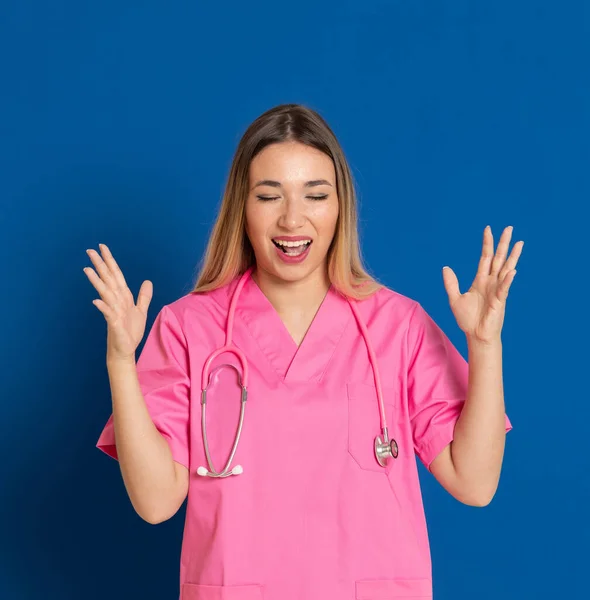 Blond Läkare Med Rosa Uniform Blå Bakgrund — Stockfoto