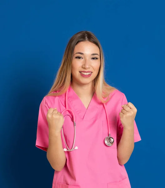 Blond Läkare Med Rosa Uniform Blå Bakgrund — Stockfoto