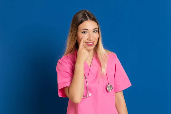 Blond Läkare Med Rosa Uniform Blå Bakgrund — Stockfoto