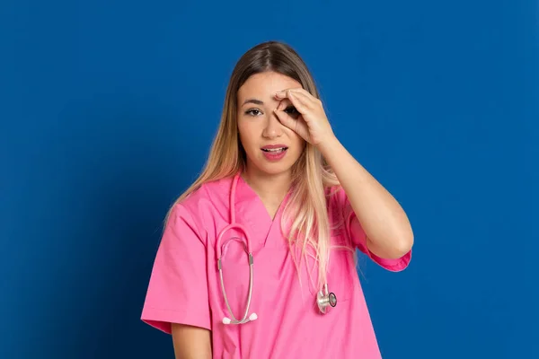 Médico Loiro Com Uniforme Rosa Fundo Azul — Fotografia de Stock