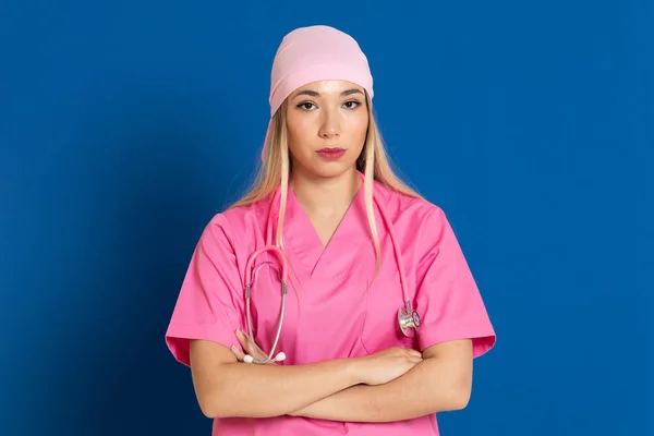 Ung Läkare Med Rosa Uniform Och Halsduk Blå Bakgrund — Stockfoto