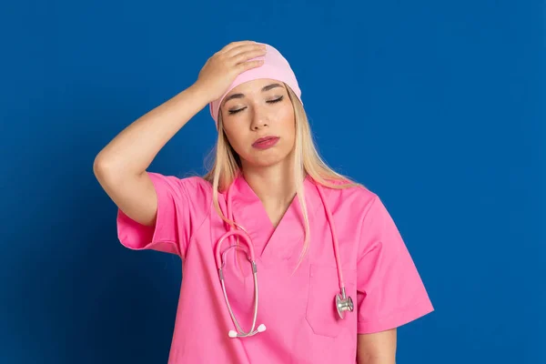 Giovane Medico Con Uniforme Rosa Una Sciarpa Sfondo Blu — Foto Stock