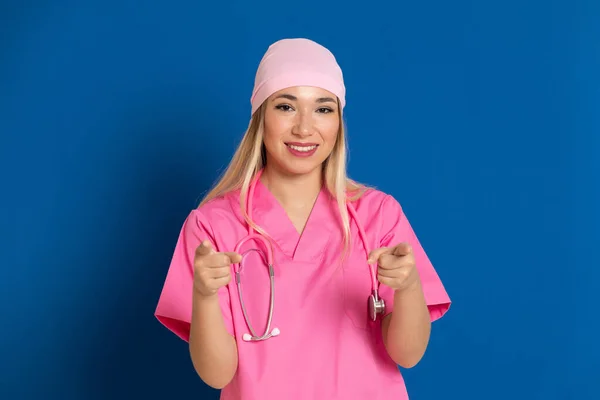 Jovem Médico Com Uniforme Rosa Lenço Fundo Azul — Fotografia de Stock