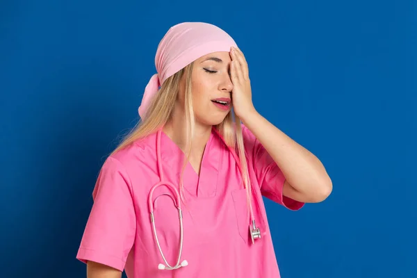 Jovem Médico Com Uniforme Rosa Lenço Fundo Azul — Fotografia de Stock