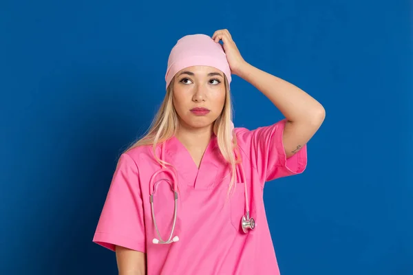 穿着粉色制服 蓝底围巾的年轻医生 — 图库照片