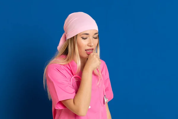 Jovem Médico Com Uniforme Rosa Lenço Fundo Azul — Fotografia de Stock