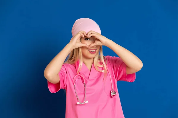 Jovem Médico Com Uniforme Rosa Lenço Fundo Azul — Fotografia de Stock