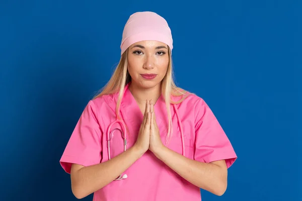 Joven Médico Con Uniforme Rosa Bufanda Sobre Fondo Azul — Foto de Stock