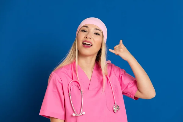 Jonge Arts Met Een Roze Uniform Sjaal Een Blauwe Achtergrond — Stockfoto