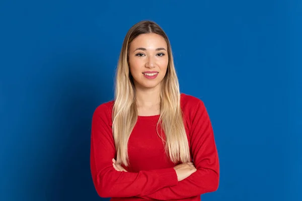 Helles Mädchen Mit Rotem Shirt Auf Blauem Hintergrund — Stockfoto