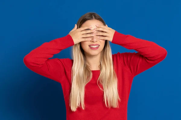 Fair Girl Met Rood Shirt Een Blauwe Achtergrond — Stockfoto