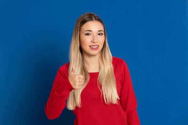 Helles Mädchen Mit Rotem Shirt Auf Blauem Hintergrund — Stockfoto