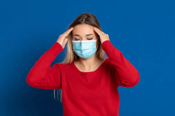 Chica Rubia Con Una Mascarilla Fondo Azul — Foto de Stock