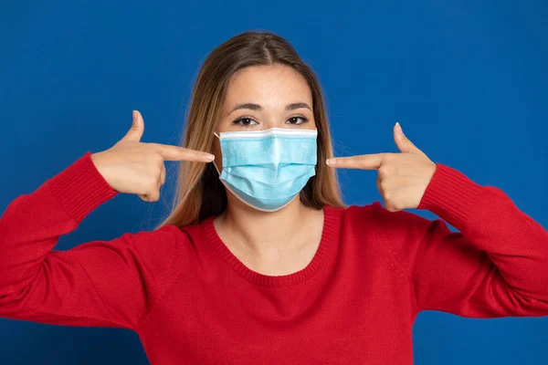 Blond Flicka Bär Ansiktsmask Blå Bakgrund — Stockfoto