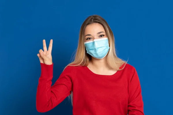 Chica Rubia Con Una Mascarilla Fondo Azul — Foto de Stock