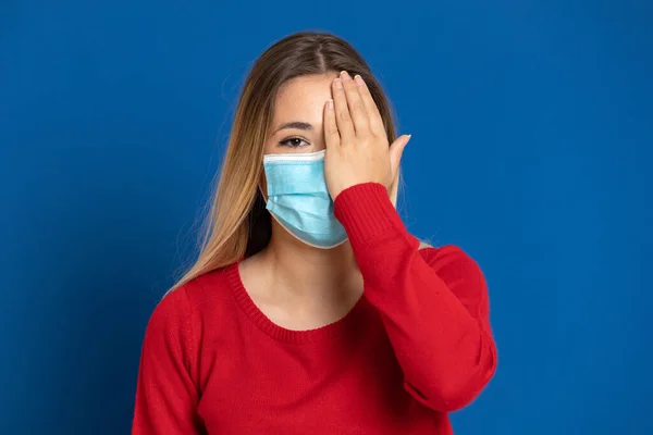 Chica Rubia Con Una Mascarilla Fondo Azul — Foto de Stock