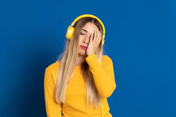 Rubia Chica Auriculares Amarillos Sobre Fondo Azul —  Fotos de Stock