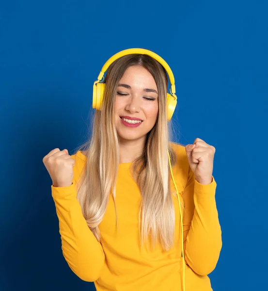 Rubia Chica Auriculares Amarillos Sobre Fondo Azul —  Fotos de Stock