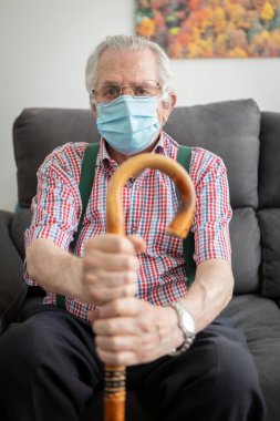 Evde bir adamla yaşlı bir adam