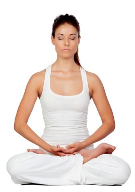 Esmer kadın yoga yapıyor, beyaz spor giysisi giyiyor.