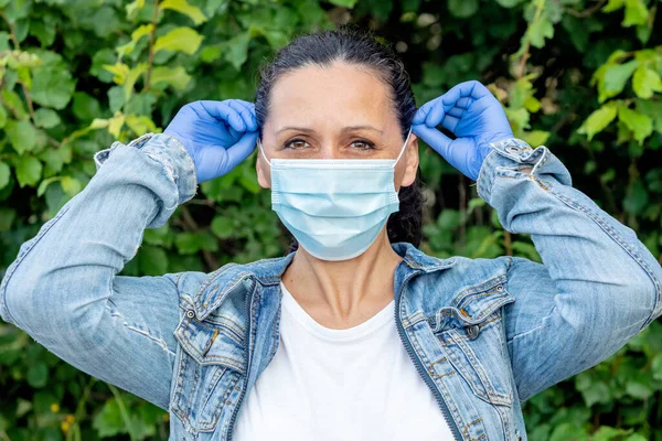 Brunette Volwassen Vrouw Met Een Masker Een Park — Stockfoto