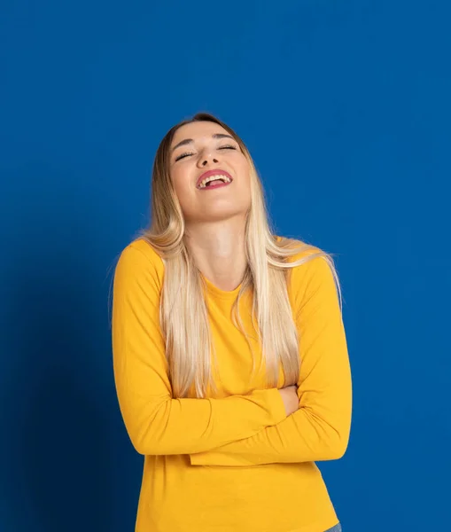 Menina Loira Vestindo Uma Camiseta Amarela Fundo Azul — Fotografia de Stock