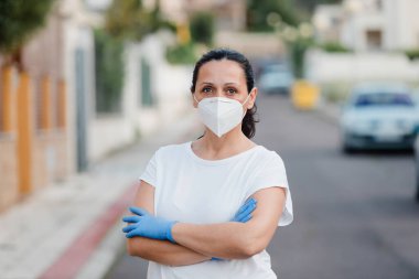 Sokakta maske takan olgun bir kadın.