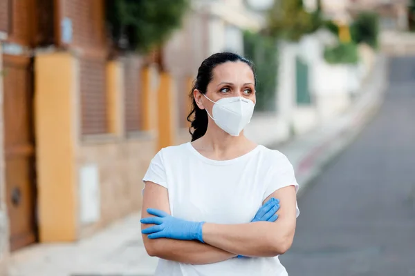 Mujer Madura Con Una Mascarilla Calle —  Fotos de Stock