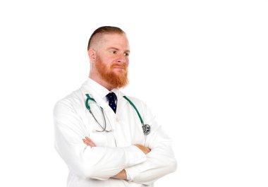 Beyaz bir arka planda izole edilmiş tıbbi elbisesi olan kızıl saçlı bir doktor. 