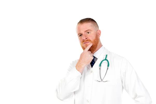 Rotschopf Arzt Mit Medizinischem Kittel Isoliert Auf Weißem Hintergrund — Stockfoto