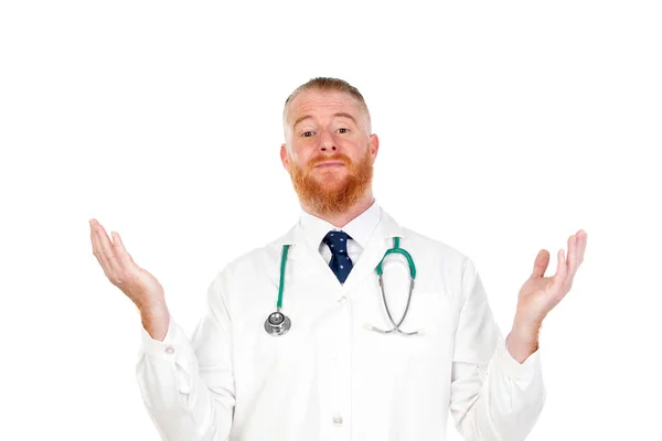 红头发医生 身穿白色背景的医用长袍 — 图库照片