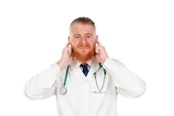 Médico Ruivo Com Vestido Médico Isolado Fundo Branco — Fotografia de Stock