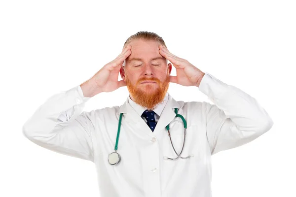 Médico Ruivo Com Vestido Médico Isolado Fundo Branco — Fotografia de Stock