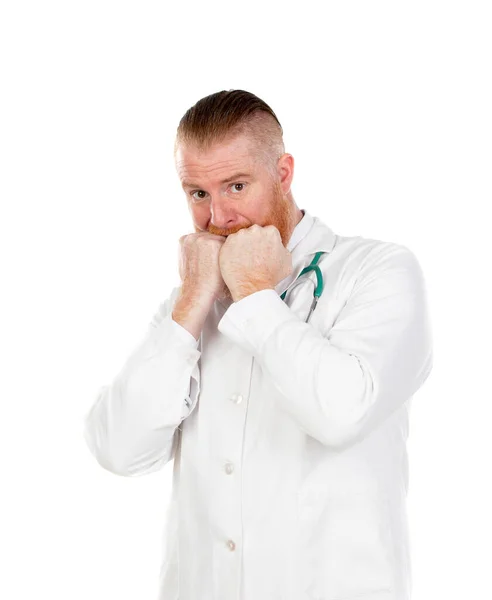 Rotschopf Arzt Mit Medizinischem Kittel Isoliert Auf Weißem Hintergrund — Stockfoto
