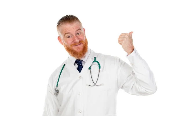 Médecin Rousse Avec Une Robe Médicale Isolée Sur Fond Blanc — Photo