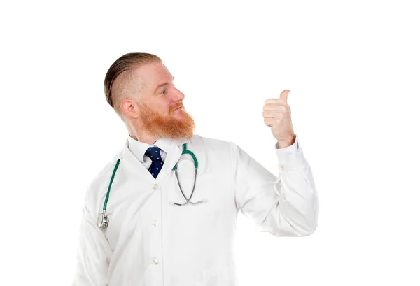 Médecin Rousse Avec Une Robe Médicale Isolée Sur Fond Blanc — Photo