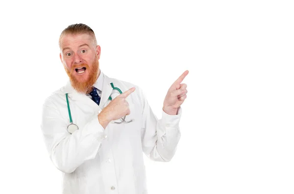 Médecin Rousse Avec Une Robe Médicale Isolée Sur Fond Blanc — Photo