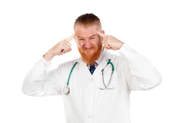 Redhead Γιατρός Ένα Ιατρικό Φόρεμα Απομονώνονται Λευκό Φόντο — Φωτογραφία Αρχείου