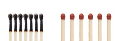 Beyaz arka planda izole edilmiş ahşap kibritler. Virüs bulaşması kavramı