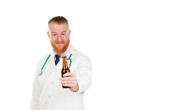 Médico Ruivo Com Uma Garrafa Cerveja Isolada Fundo Branco — Fotografia de Stock