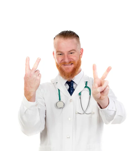 Vítěz Zrzka Lékař Dělá Vítězství Znamení Izolované Bílém Pozadí — Stock fotografie