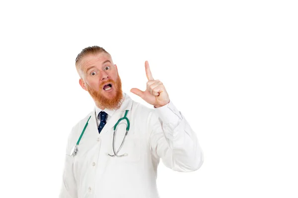 白い背景に隔離された医療ガウンを着た赤毛の医者 — ストック写真