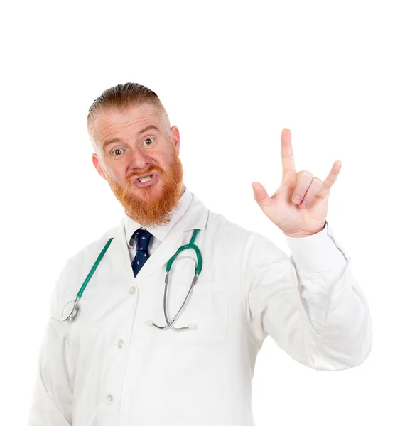 Zabawny Rudy Lekarz Noszący Medyczną Suknię Odizolowaną Białym Tle — Zdjęcie stockowe